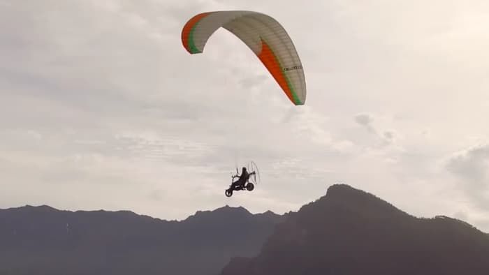 Illustratie voor: Skyride One: Een elektrische scooter en paraglider in één!