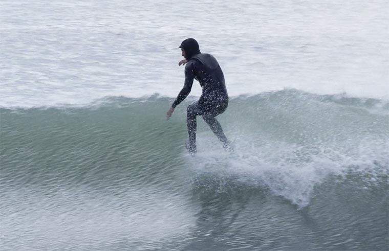 Illustratie voor: Deze gasten surfen zonder surfboard