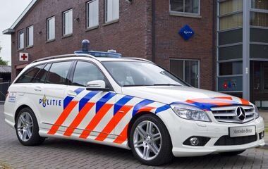 Illustratie voor: Breaking: Nederlandse politie vervangt Volkswagen voor Mercedes-Benz