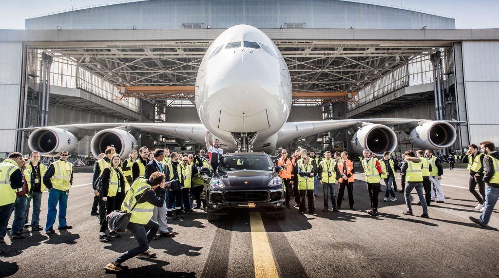 Illustratie voor: Porsche zet Guinness World Record door enorme Airbus A380 vooruit te slepen