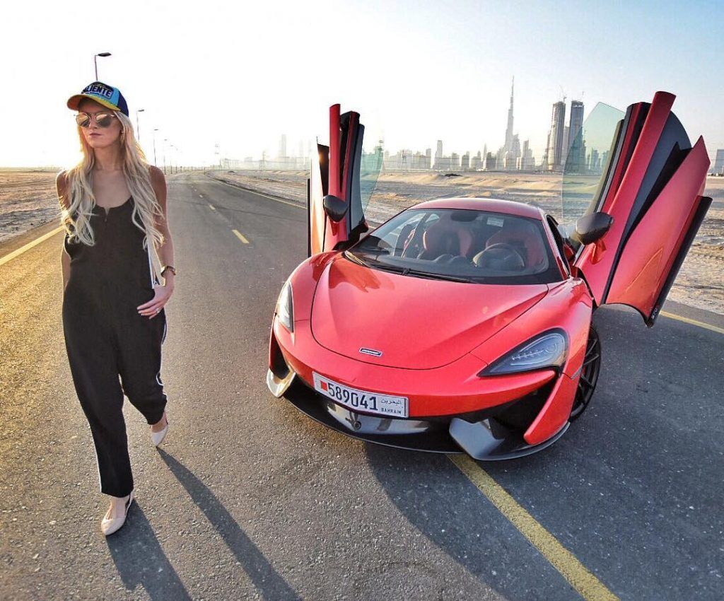 Illustratie voor: Deze chick genaamd ‘Supercar Blondie’ rijdt alle auto’s uit jouw dromen