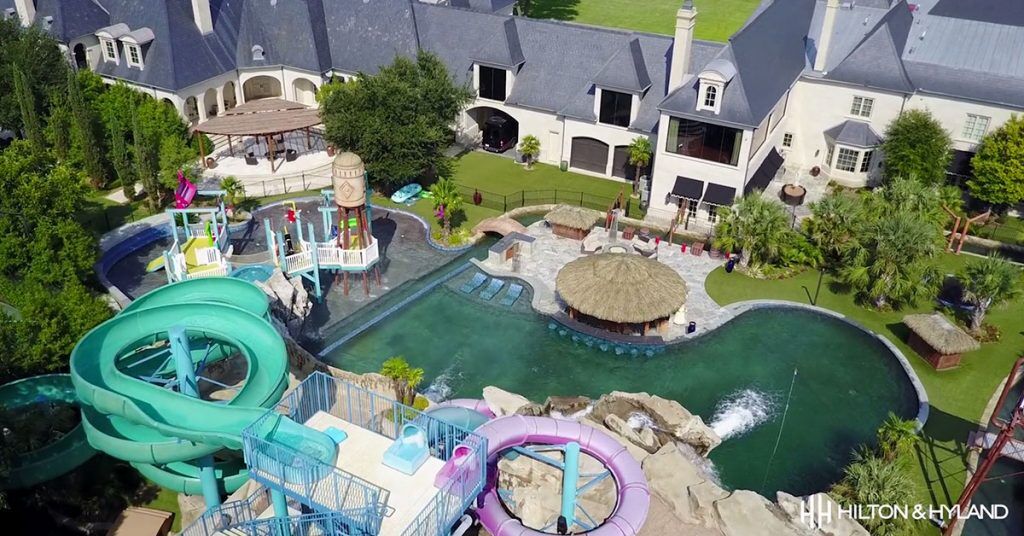 Illustratie voor: Deze giga villa met wildwaterpark staat te koop voor 28 miljoen dollar