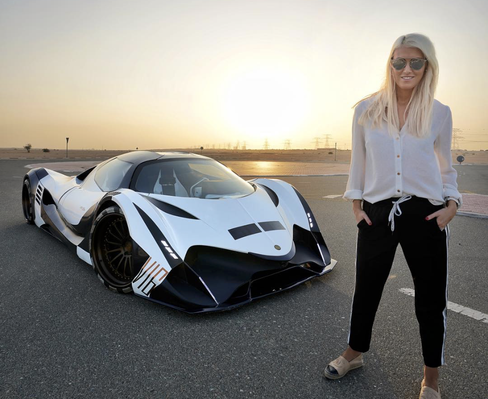 Devel Sixteen Supercar Blondie