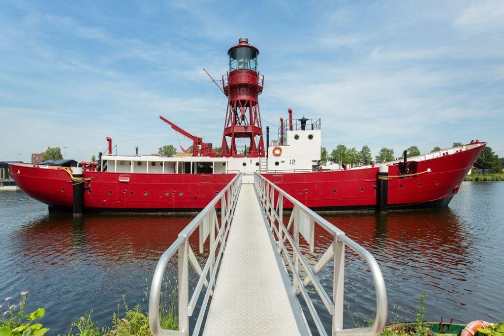 drijvende vuurtoren woonboot