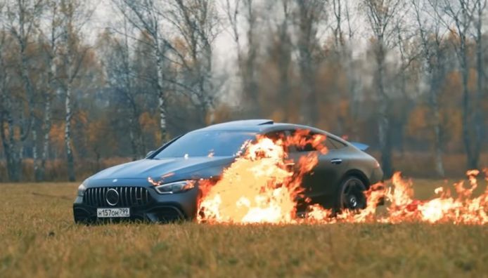 Youtuber steekt zijn eigen Mercedes in de fik