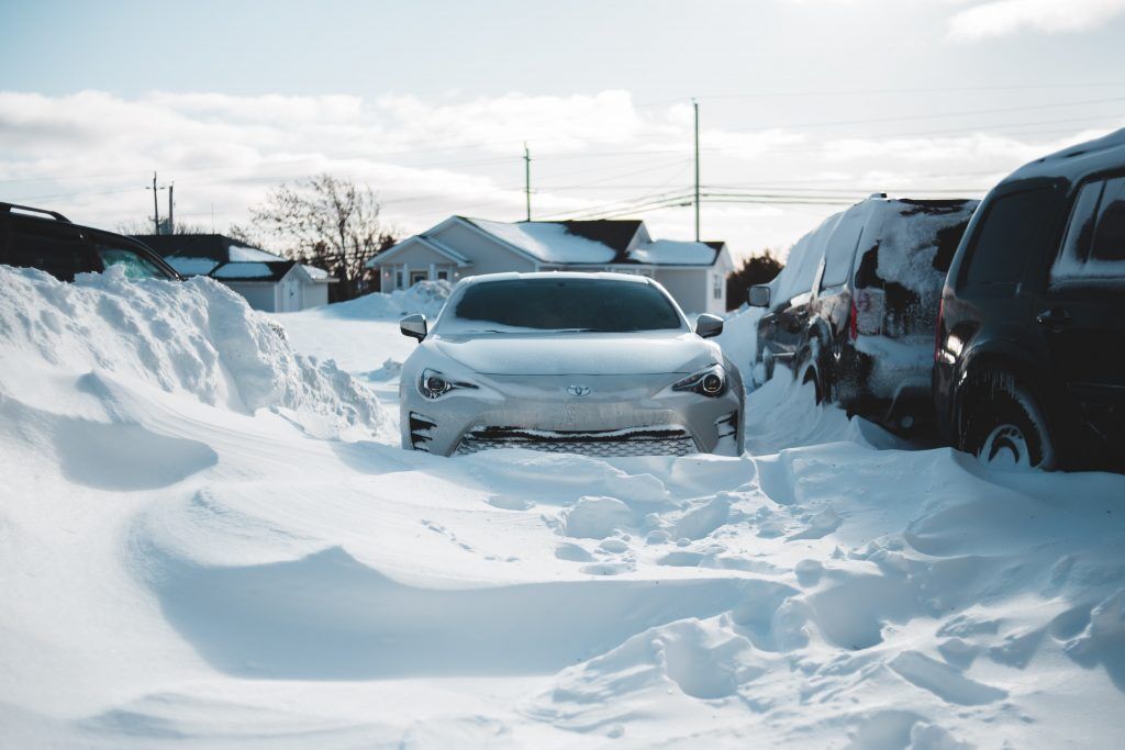 auto vast in de sneeuw