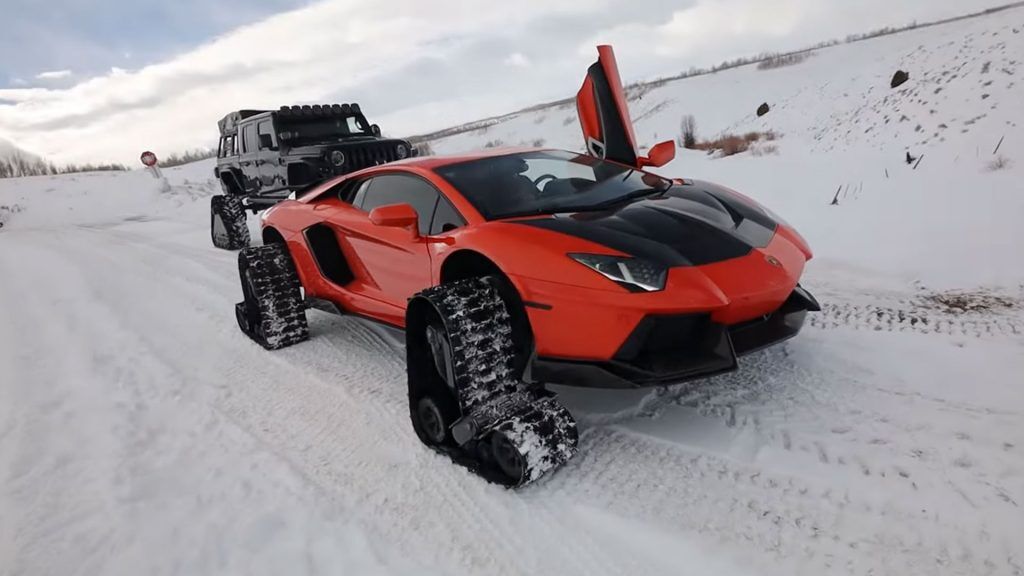 Lamborghini Adventador op rupsbanden