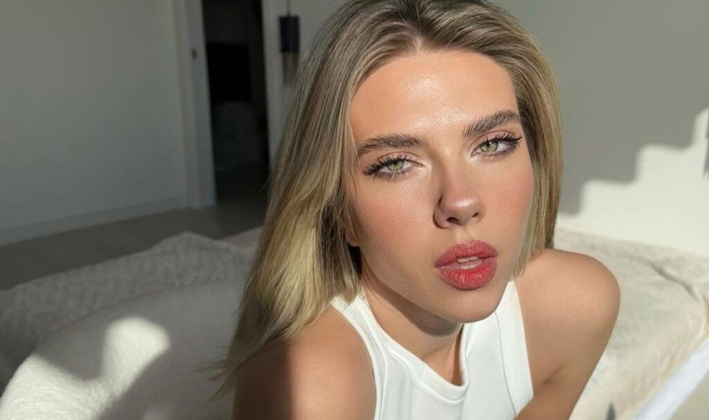 Scarlett Johansson lookalike