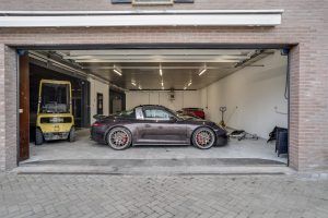 villa met garage vol supercars