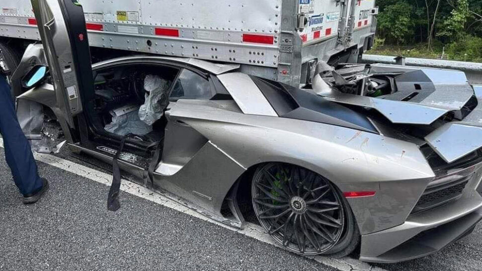 Lamborghini Aventador crash