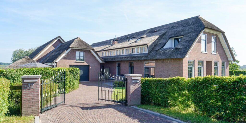 Villa met auto's in de woonkamer