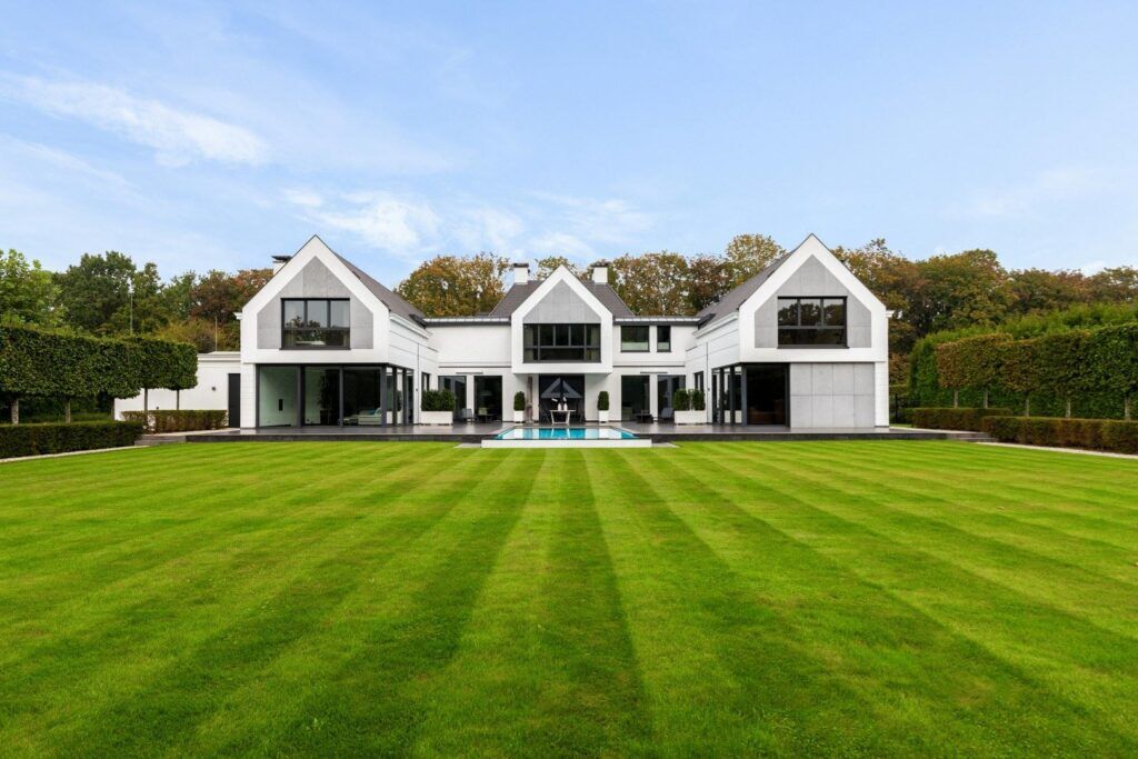 Luxueuze Villa in Oisterwijk: Ontdek het "Saint-Tropez in Brabant" op Funda!