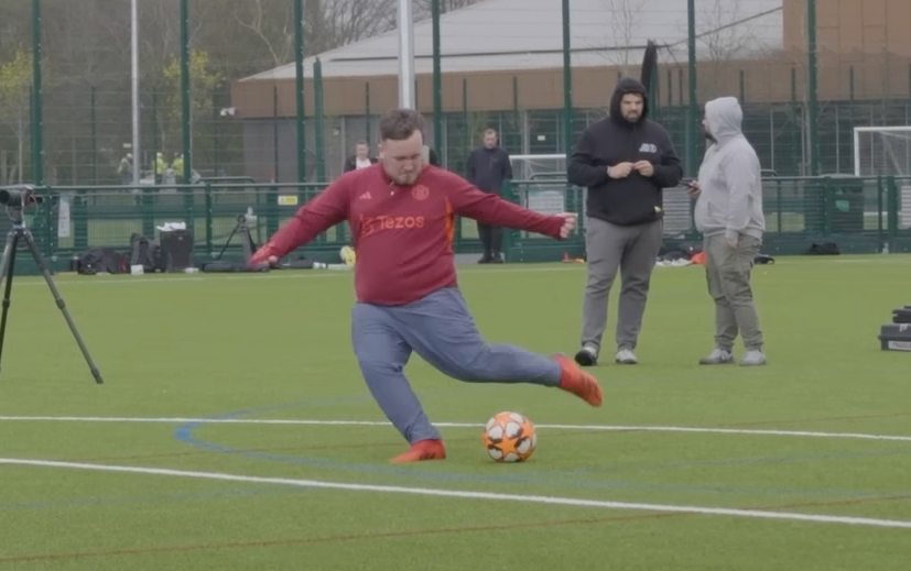 Luke Littler blijkt aardig te kunnen voetballen