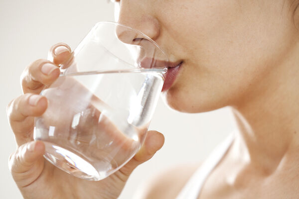 Illustratie voor: Door dit handige trucje weet jij hoeveel water je per dag moet drinken