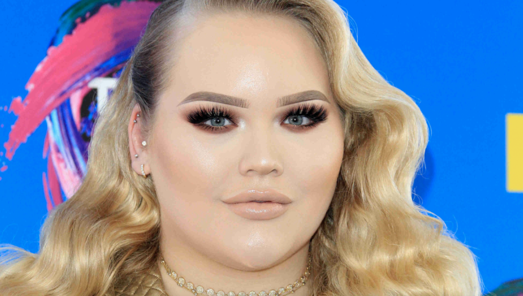 Illustratie voor: Minnares klapt uit de school: ‘Vriend Nikkie Tutorials gaat vreemd’