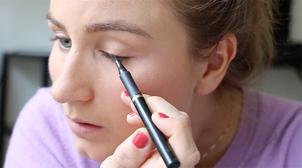 Illustratie voor: In 3 stappen de perfecte winged eyeliner + dé ultieme tip!