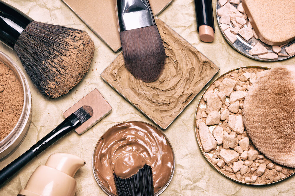 Illustratie voor: Deze 7 foundations zijn perfect voor een huid met acne