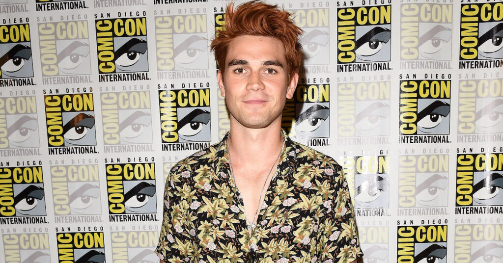 Illustratie voor: OMG: Hottie KJ Apa over Riverdale seizoen 3