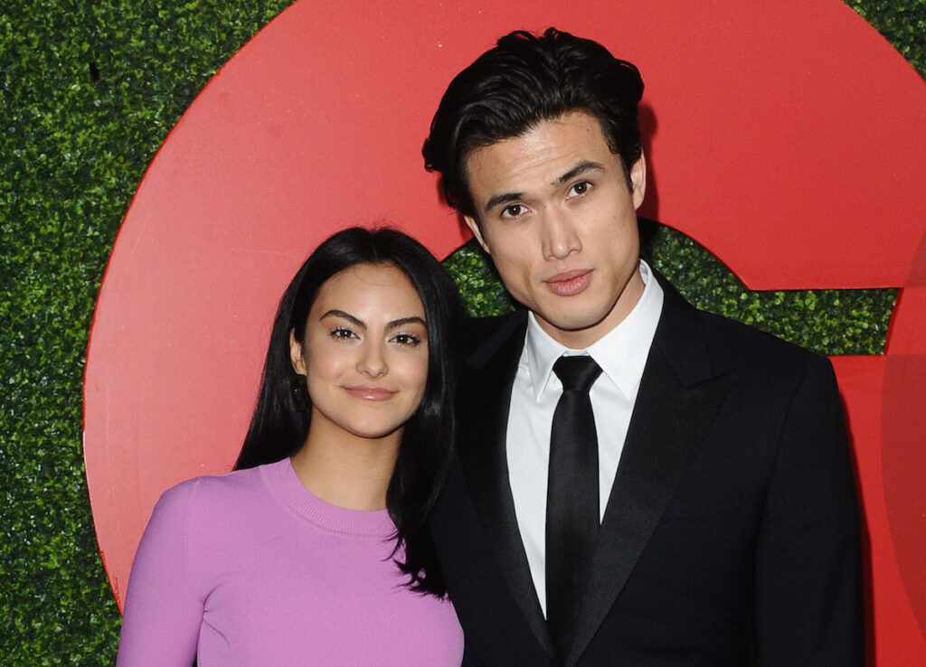 Illustratie voor: Riverdale-acteur Charles Melton heeft een tattoo van zijn vriendin Camila Mendes