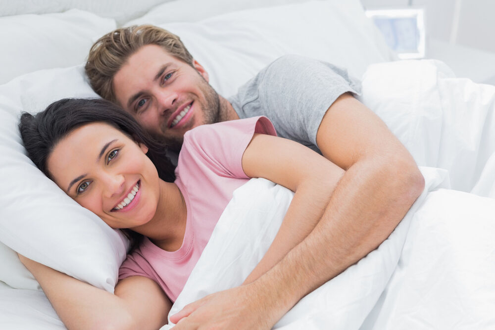 Illustratie voor: Met dit kussen kun jij vanavond eindelijk comfy met je lover lepeltje lepeltje liggen