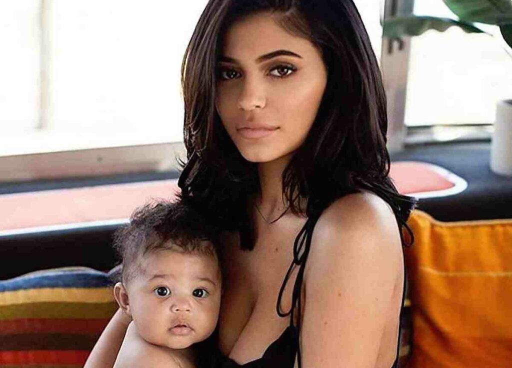 Illustratie voor: Dit is waarom fans van Kylie Jenner denken dat ze weer zwanger is