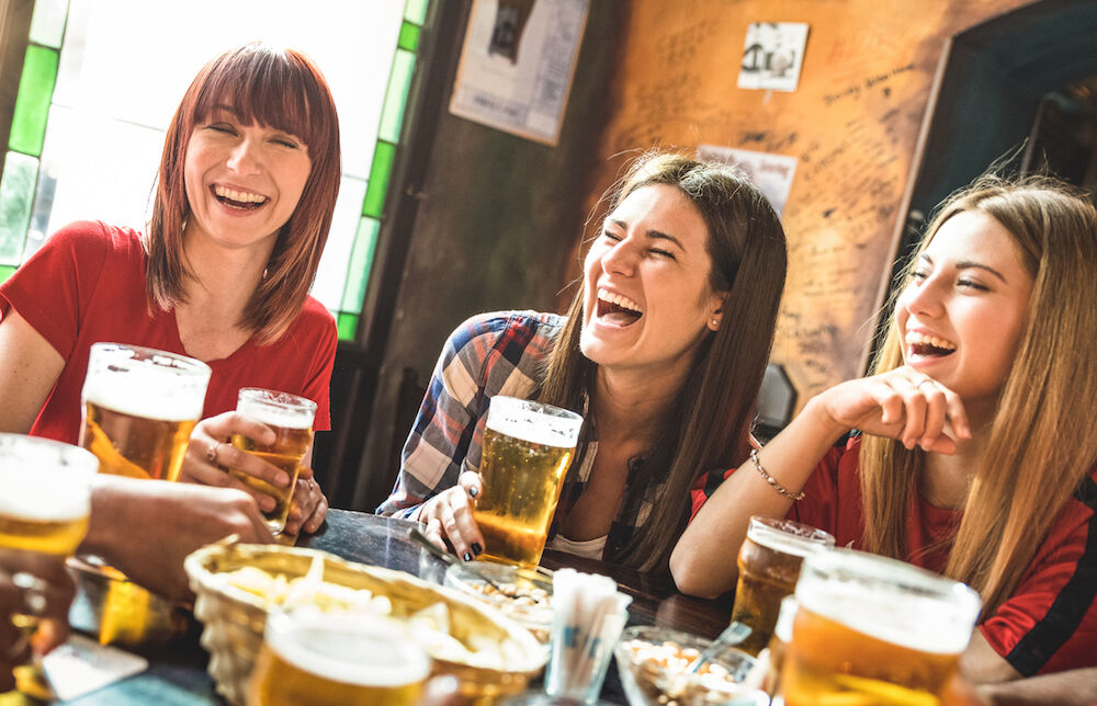 Illustratie voor: Waarom vrouwen die bier drinken eigenlijk gewoon heel aantrekkelijk zijn