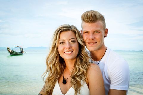 Illustratie voor: Temptation Island’s Milou en Heikki zetten samen matchy tattoos