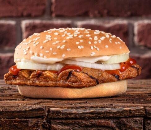 Illustratie voor: Vergeet de McKroket: Burger King komt met een frikandel speciaal burger