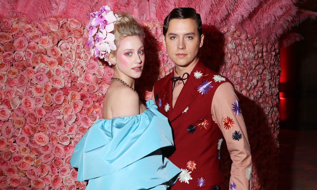 Illustratie voor: Riverdale-actrice Lili Reinhart geeft duidelijkheid over haar relatiestatus met Cole Sprouse