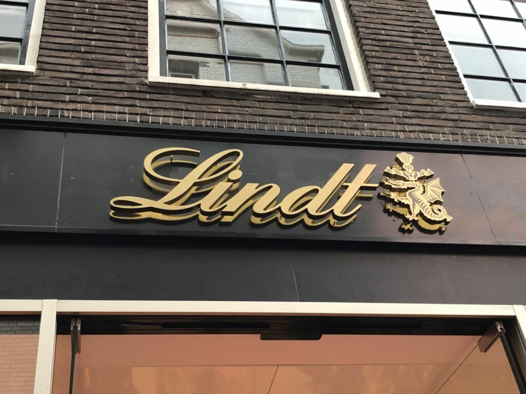 Illustratie voor: Chocolade lovers opgelet: Vandaag opent de Lindt boutique in Amsterdam (+ WIN!)