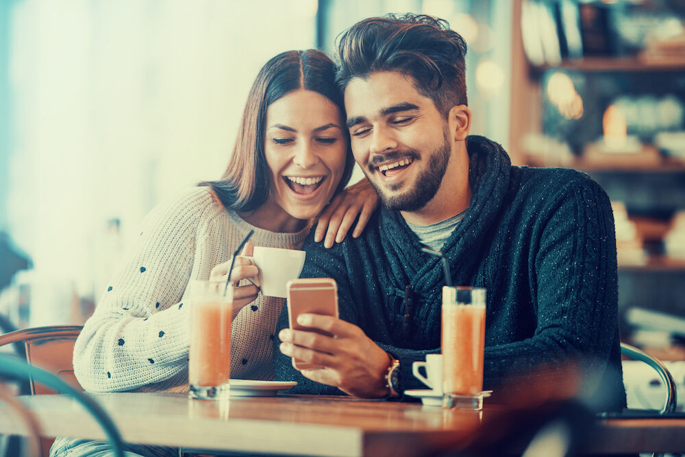 Illustratie voor: Gespreksstof nodig tijdens een date? Hiermee houd jij het gesprek op gang