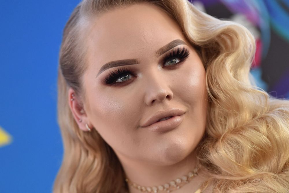 Illustratie voor: NikkieTutorials over Ellen DeGeneres: ‘Ze kwam niet eens hallo zeggen’