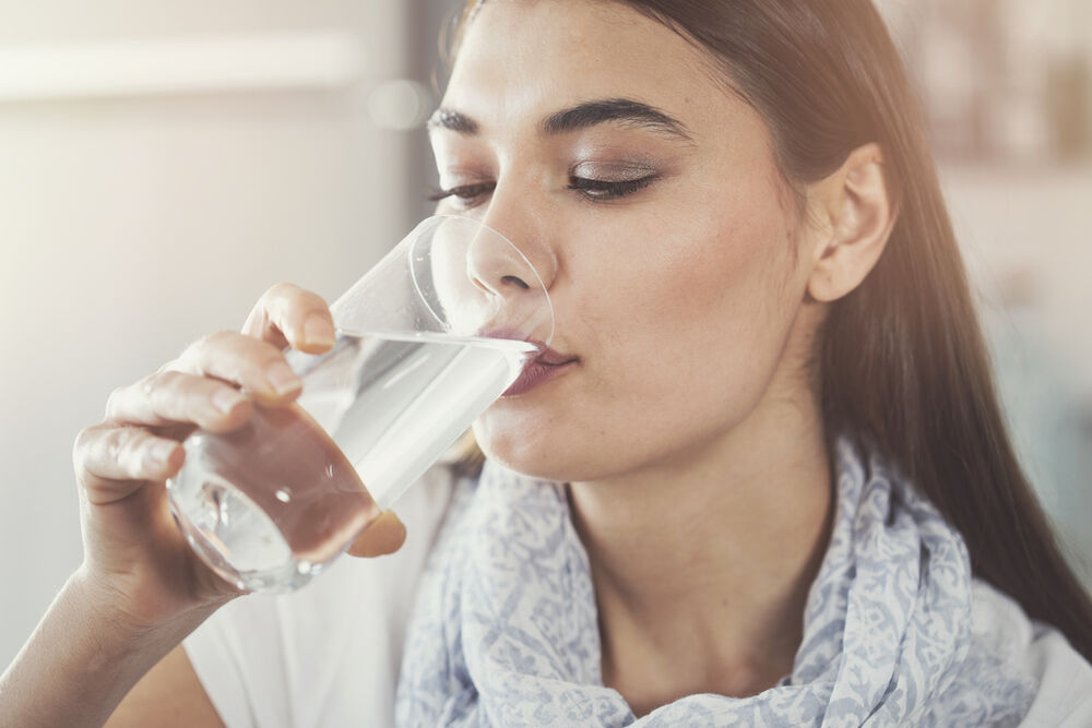 Illustratie voor: 6x waar water drinken goed voor is (en waarom je dus echt genoeg water moet drinken)