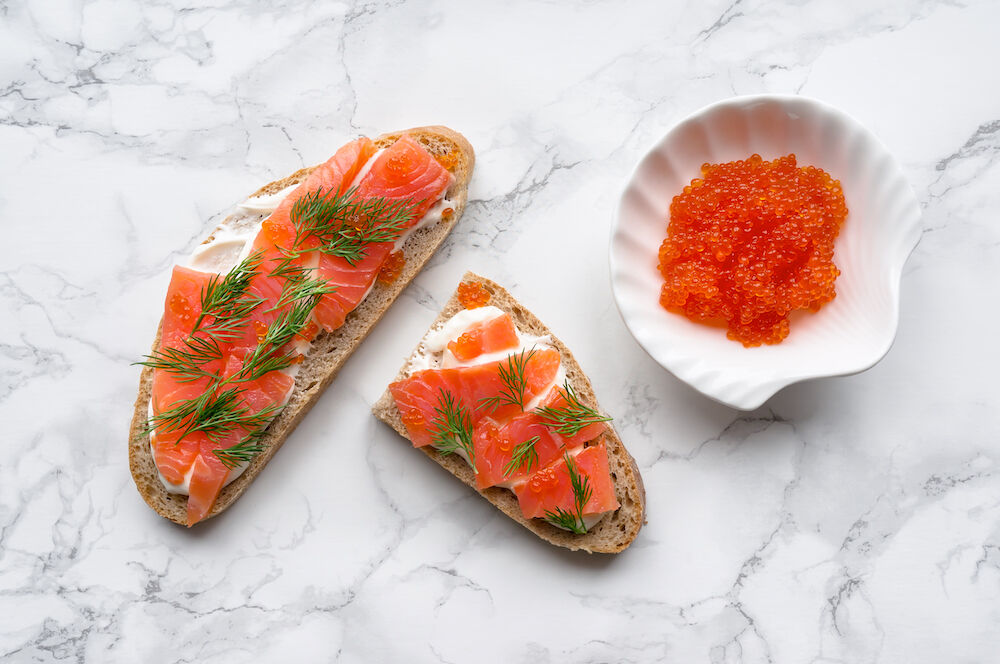 Illustratie voor: Dit zijn de lekkerste snacks met gerookte zalm