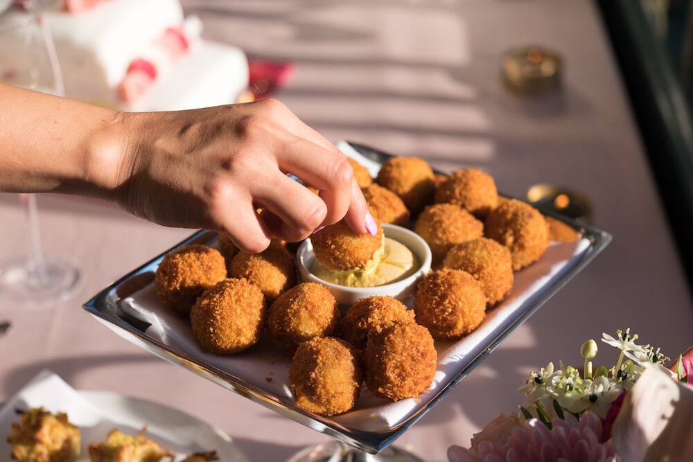 Illustratie voor: Snack-lovers opgelet! PostNL introduceert postzegels met bitterballen