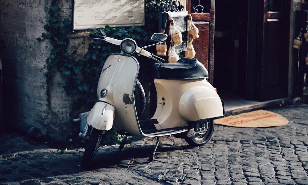 Illustratie voor: Wil je hebben: Dior en Vespa brengen limited edition scooter uit