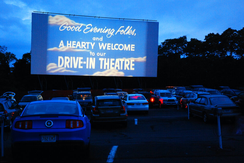 Illustratie voor: Vergeet de bioscoop: deze zomer geniet je bij deze drive-in-bioscoop van de mooiste films