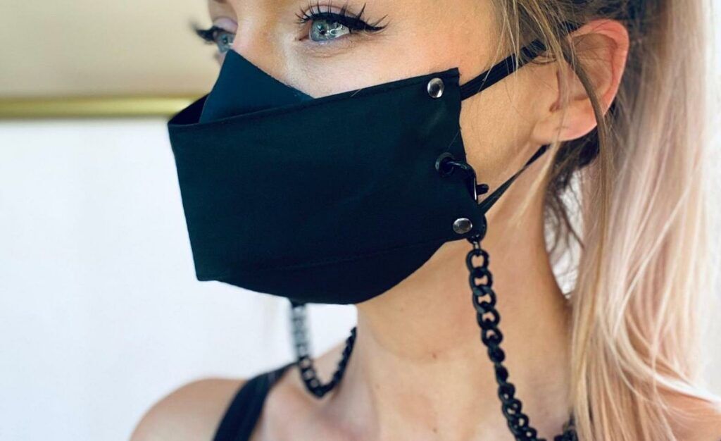 Illustratie voor: Jouw mondkapje opvrolijken met dit leuke fashion accessoire: de face mask chain