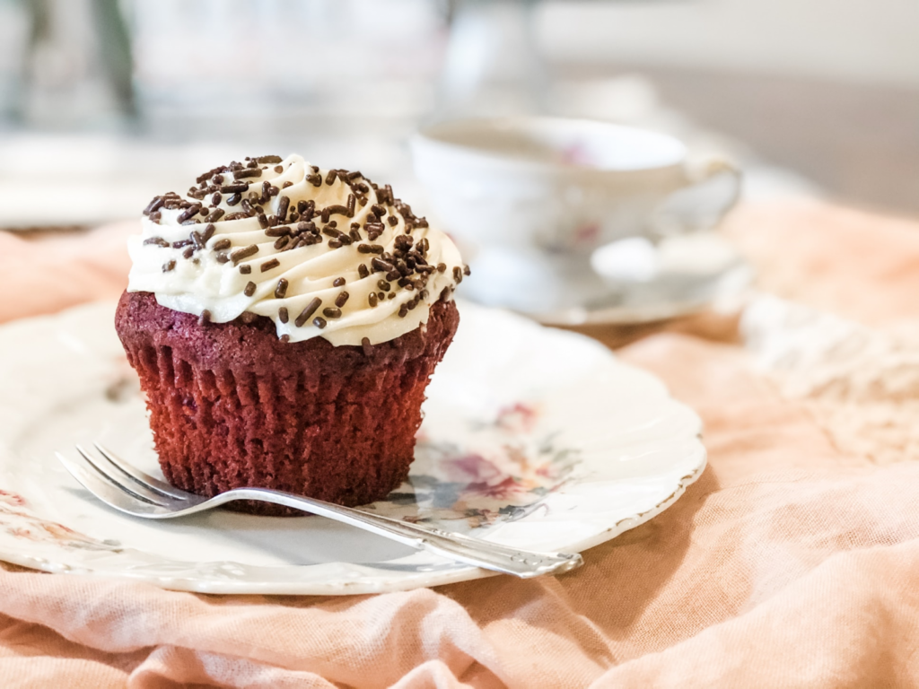 Illustratie voor: Met dit recept maak je de lekkerste red velvet cupcakes