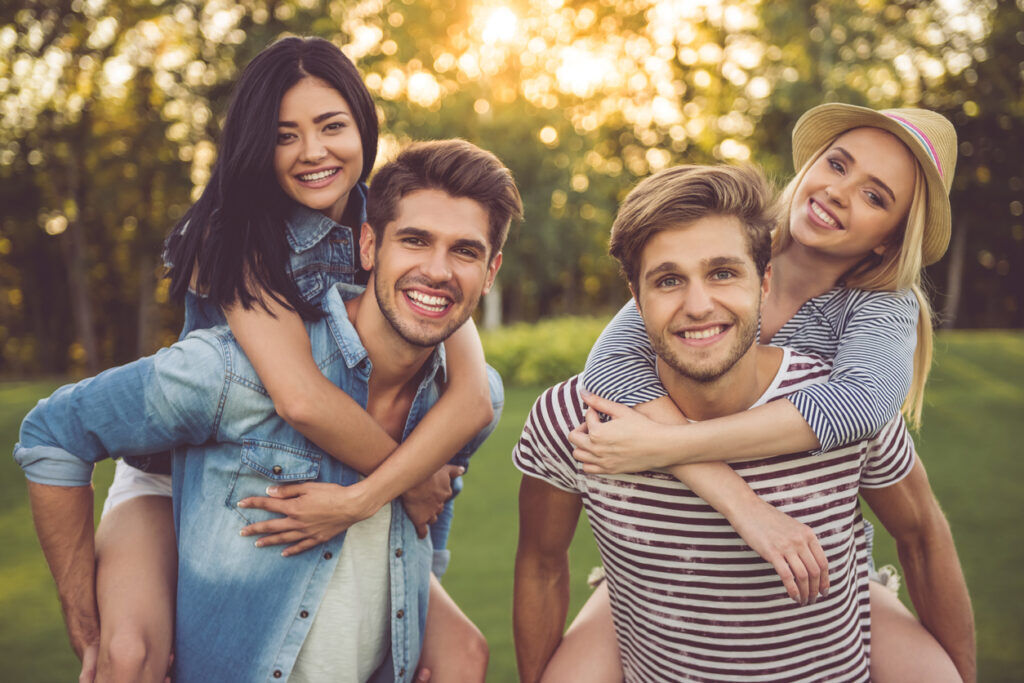 Illustratie voor: Daten met je bestie? Dit is waarom dubbeldaten goed is voor je relatie