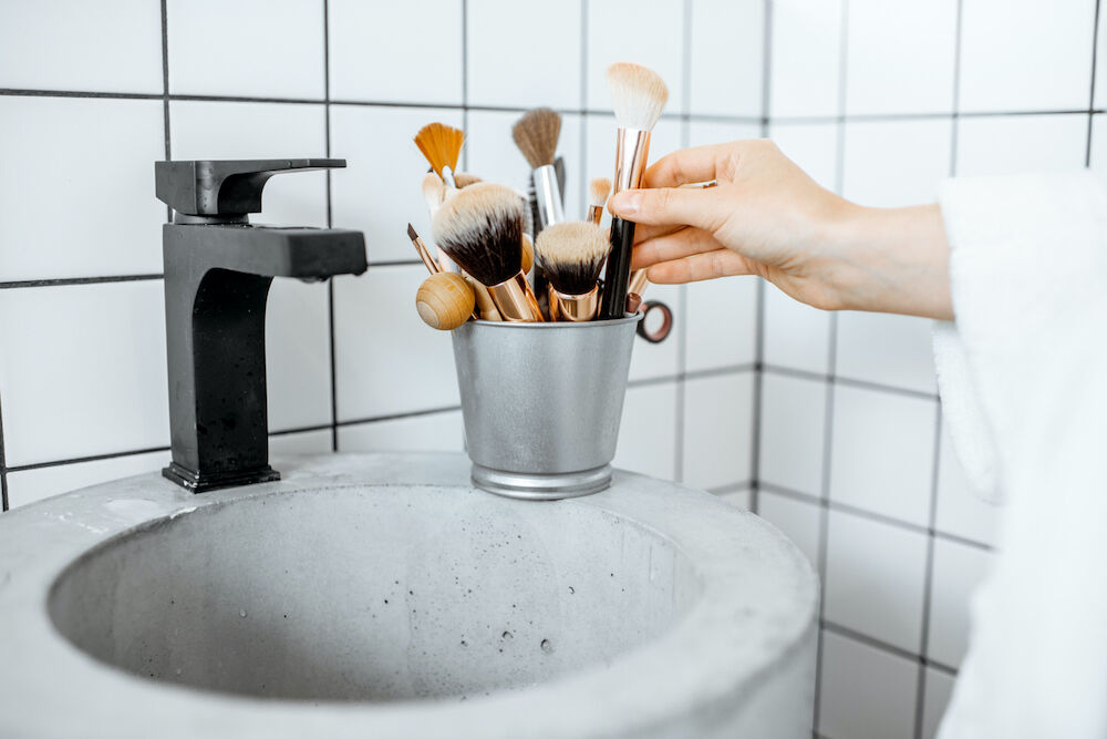 Illustratie voor: Zo vaak moet jij je make-up kwasten schoonmaken (en zó doe je het goed)