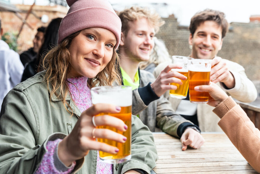 Illustratie voor: 6x herkenbare momenten als je als vrouw bier drinkt