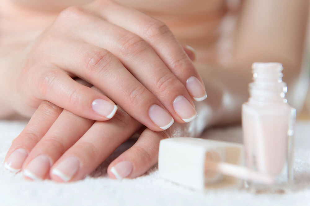 Illustratie voor: We love it! De kleurrijke French manicure is dé nieuwe nageltrend 