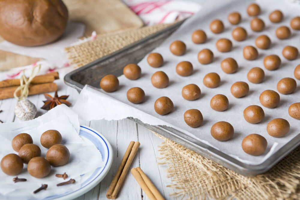 Illustratie voor: Zelf pepernoten bakken: zó maak je ze het lekkerst