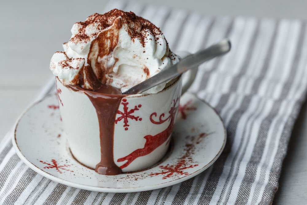 Illustratie voor: Recept: deze (makkelijk te maken) rode wijn chocolademelk moet je proeven