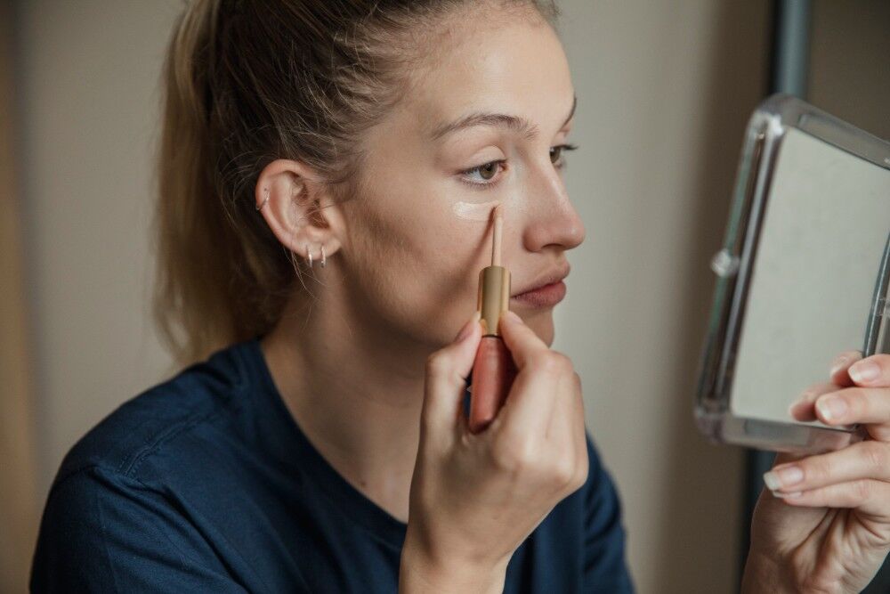 Illustratie voor: Dit zijn de beste concealers om je wallen deze winter mee weg te werken