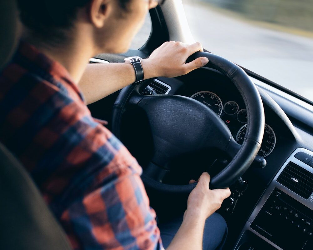 Illustratie voor: Oh no! Je rijbewijs behalen wordt duurder en lastiger (en dit is waarom)