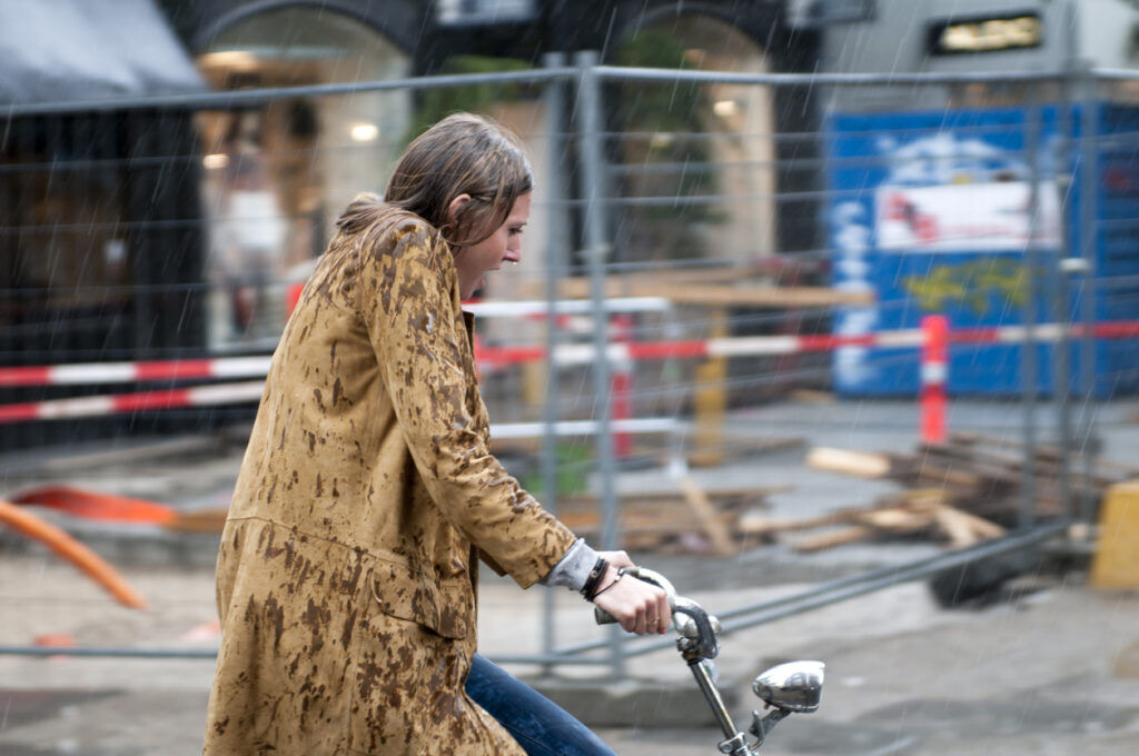 Illustratie voor: Door deze 6 fases ging je vroeger als je door de regen naar school fietste