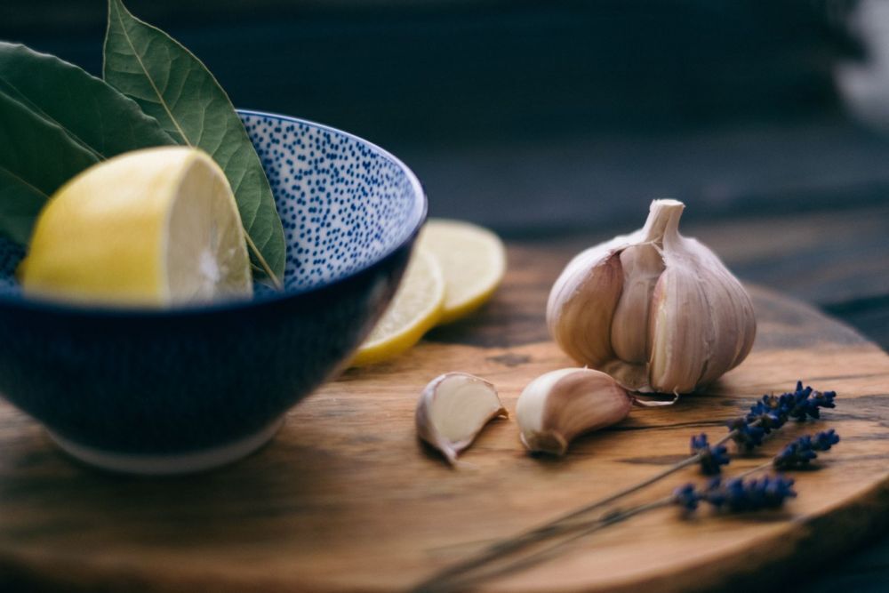 Illustratie voor: 40 teentjes alstublieft: recepten voor mensen die DOL zijn op knoflook