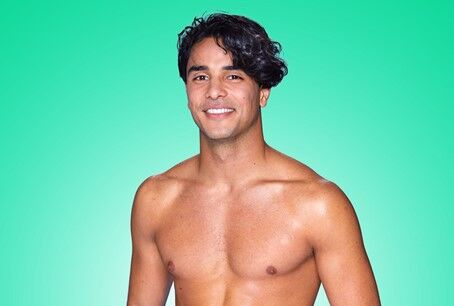 Illustratie voor: Ali uit Love Island 2021 reageert: heeft hij echt al een vriendin thuis?